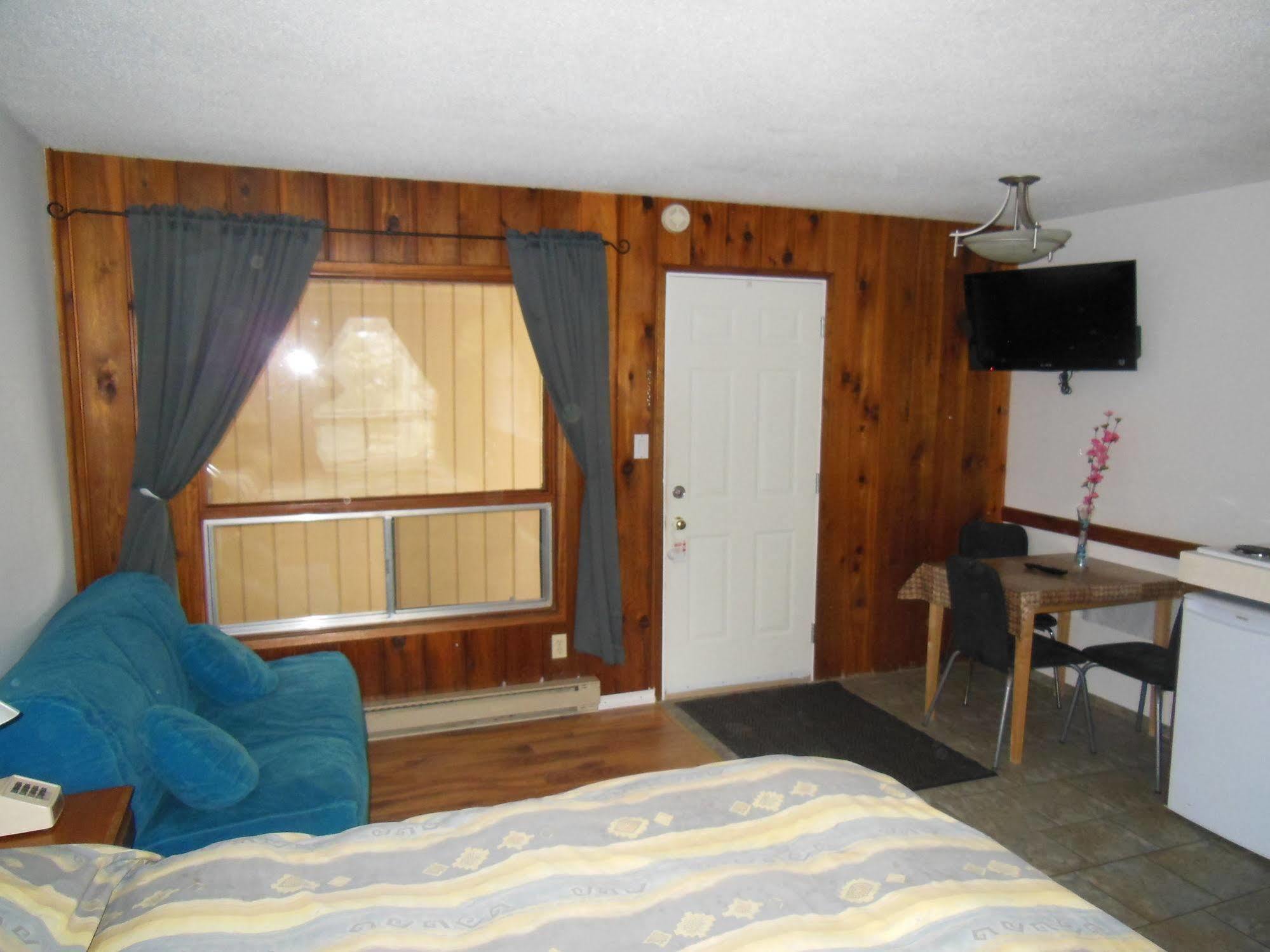 Cedar Motel Radium Hot Springs Exterior photo
